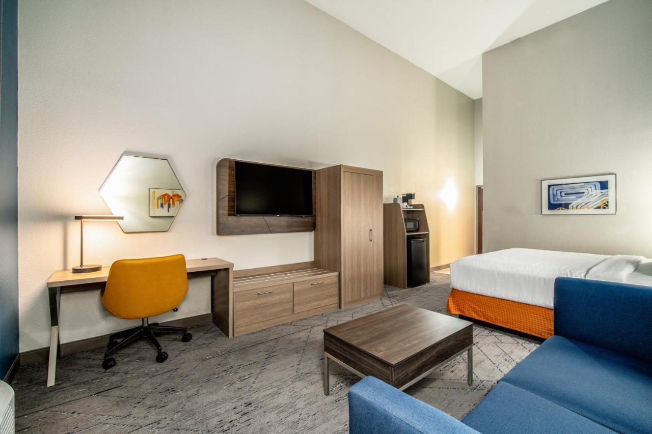 Holiday Inn Express & Suites Phoenix - Mesa West By Ihg Exterior photo