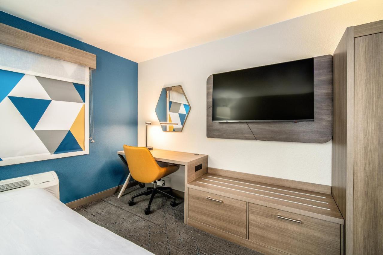 Holiday Inn Express & Suites Phoenix - Mesa West By Ihg Exterior photo
